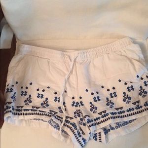 Vineyard Vines white shorts